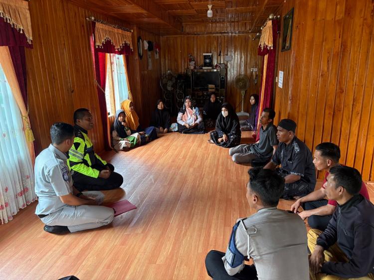 Polisi Hadir di Tengah Duka, Satlantas Anambas Jenguk Korban Laka Lantas