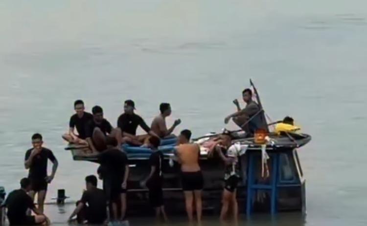 Warga Rekam Detik-detik Kapal Motor Tenggelam di Dekat Pelabuhan Karimun