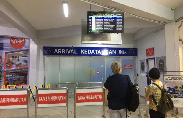 Keluarga Singapura Mengadu: Anak Ditahan di Batam karena Isi Kartu Imigrasi di HP, Minta Tebusan S$200