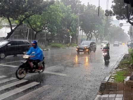 Prakiraan Cuaca Batam, Kamis 9 April 2026: Batam `Basah` Sepanjang Siang, Badai Petir Mengintai