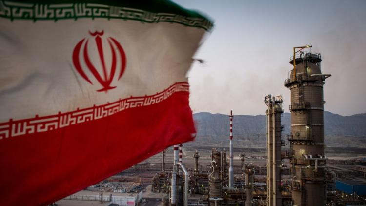 Minyak Dunia Membara, Harga Tembus US$100 Usai Negosiasi AS-Iran Gagal Total