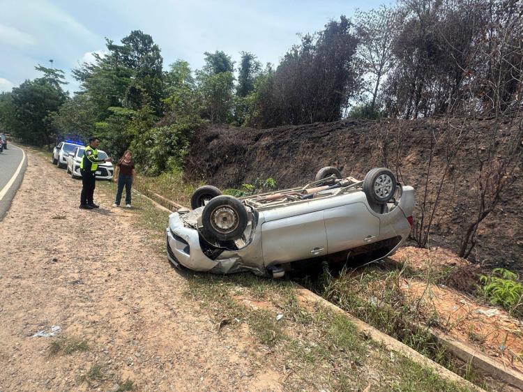 Pecah Ban Sebabkan Avanza Terbalik di Tunas Prima Nongsa, Polisi: Tidak Ada Korban Jiwa, Cek Ban Sebelum Bepergian!