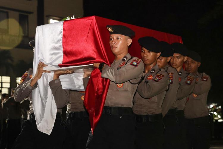 Polda Kepri Berduka, Isak Tangis Iringi Pelepasan Jenazah AKBP M. Khalid Zulkarnain ke Jakarta