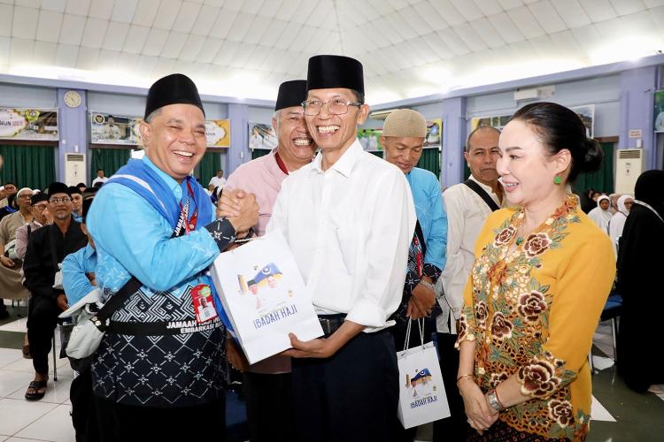 Bawa Bekal Sambal Bilis, Amsakar Achmad dan Li Claudia Chandra Lepas 641 Calon Jemaah Haji Batam