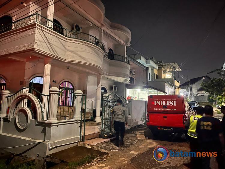 Geger Penemuan Jasad WNA Belanda di Batam: Darah Mengalir Hingga Teras, Istri Tak Bisa Hubungi Suami Sejak Minggu