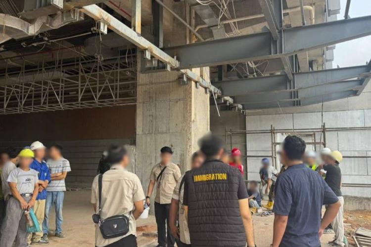 Imigrasi Temukan 29 WNA China Bekerja di Mega Proyek Opus Bay, 24 Paspor Disita