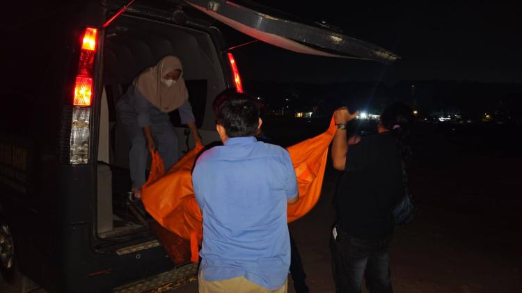 Pria Tanpa Identitas Ditemukan Tewas Mengapung di Bekas Galian Proyek Imperium Batam Kota