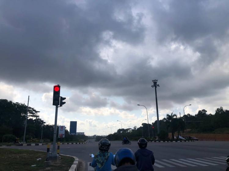 Awas Terjebak Hujan, Batam Pagi Ini Gerah, Petir Mengintai Mulai Jam 10 Siang