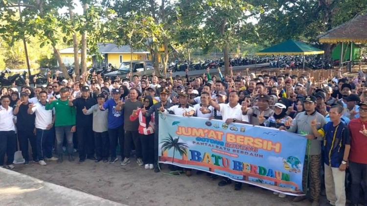 Kejari Lingga Gerakkan Aksi Bersih Massal Tempat Wisata, Pantai Batu Berdaun Diserbu Ratusan Orang