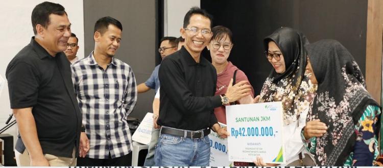 Rp42 Juta per Ahli Waris! Wali Kota Batam Serahkan Langsung Santunan Jaminan Kematian untuk Petugas Lingkungan