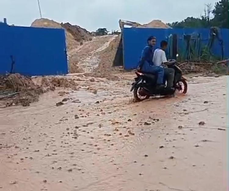 Cut and Fill di Sei Binti Picu Banjir dan Lumpur, Warga Keluhkan Jalanan Jadi Kotor dan Licin