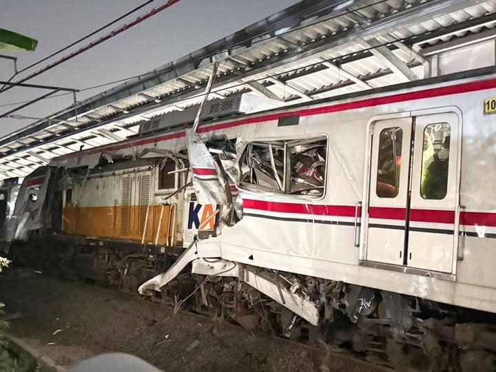 Kecelakaan Argo Bromo vs KRL di Bekasi Timur: Penumpang Terpental, Gerbong Hancur, Jalur Terganggu