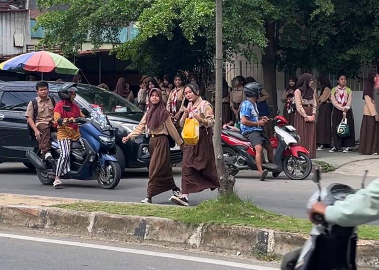 Fasilitas ZoSS Minim, Siswa SMPN 6 Batam Terpaksa Menyeberang di Jalur Padat Kendaraan