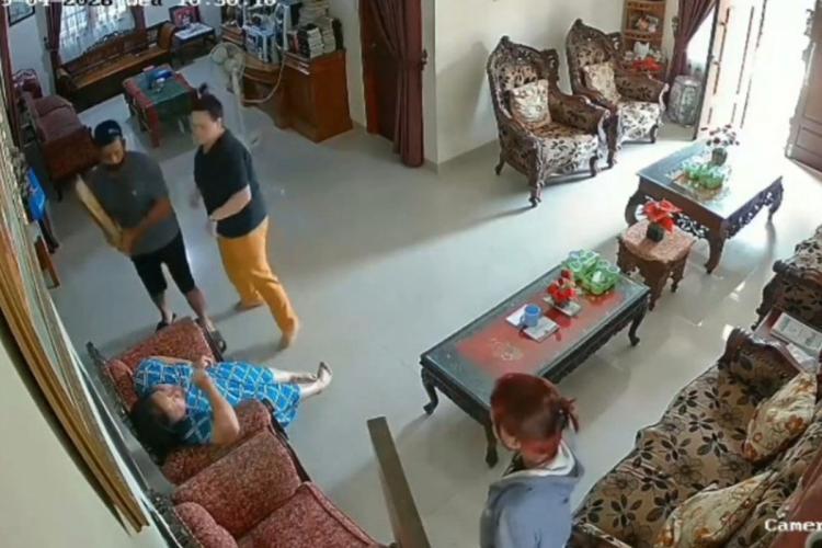Detik-Detik Nenek 60 Tahun Dirampok, Terekam CCTV: Datang Bergantian, Pukul Kepala Berkali-kali