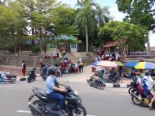 Pelajar Sekolah Dasar Bertaruh Nyawa di Batam Saat Menyeberang Jalan 