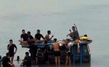 Warga Rekam Detik-detik Kapal Motor Tenggelam di Dekat Pelabuhan Karimun