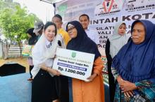 Tembus Hujan Deras di Galang, Li Claudia Pastikan Bansos Lansia Batam Naik dan Tepat Sasaran