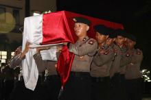 Polda Kepri Berduka, Isak Tangis Iringi Pelepasan Jenazah AKBP M. Khalid Zulkarnain ke Jakarta