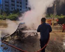 Hantam Pembatas Jalan Lalu Terbakar, Honda Jazz Ludes di Flyover Laluan Madani Batam