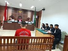 Tertunduk Lesu, Wilson Lukman Tak Banyak Bicara di Sidang Perdana Dakwaan Pembunuhan Berencana
