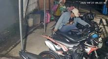 CCTV Rekam Maling Motor di Batu Aji: Sudah Berhasil Bobol Kontak, Eh Malah Nyangkut di Kunci Roda