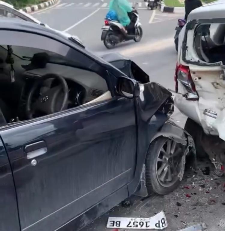 Kecelakaan Beruntun 3 Mobil Terjadi di Lampu Merah Simpang Frengki Batam