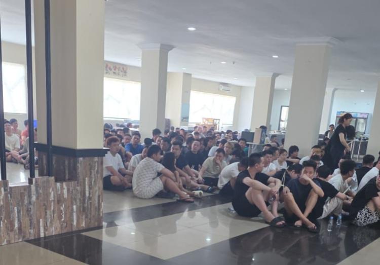 Buntut Dugaan Pelanggaran Hukum, Ratusan WNA Vietnam, Myanmar hingga Tiongkok Diangkut ke Kantor Imigrasi Batam