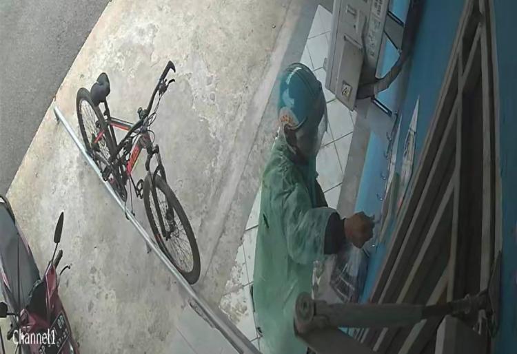 CCTV Nicco Residence Batam: Modus Main HP, Pria Gasak Pesanan Makanan Online Hanya dalam 1 Menit