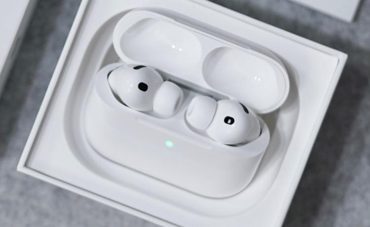Bukan Harga, Ini Penyebab Peluncuran AirPods Berkamera Apple Bisa Mundur