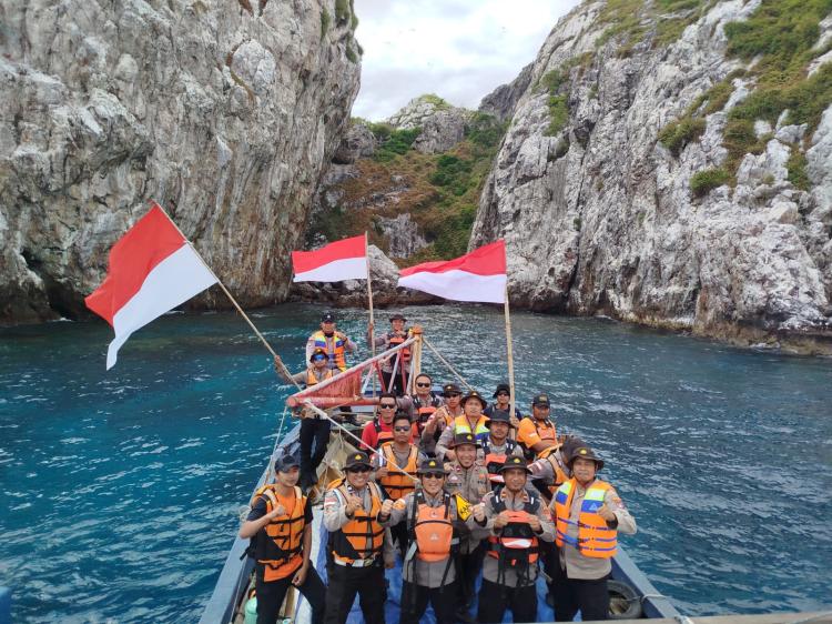 Polsek Jemaja Patroli di Tokong Malang Biru hingga Mangkai, Kapolsek: Beranda Terdepan Negeri