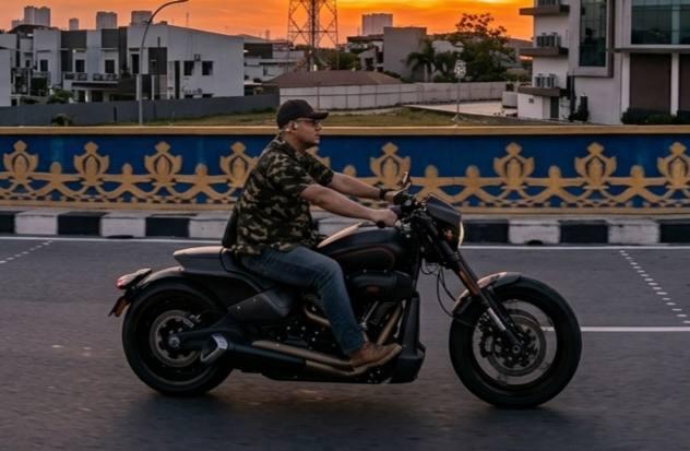 Ketua DPRD Kepri Naik Moge Rp645 juta Tanpa Helm di Batam, SIM C2 Jadi Sorotan
