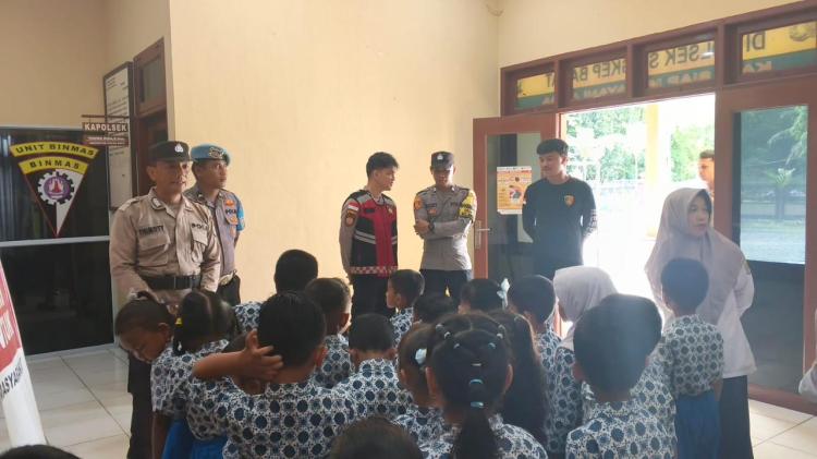 Kenal Polisi Sejak Dini, Siswa TK di Lingga Antusias Kunjungi Polsek Singkep Barat