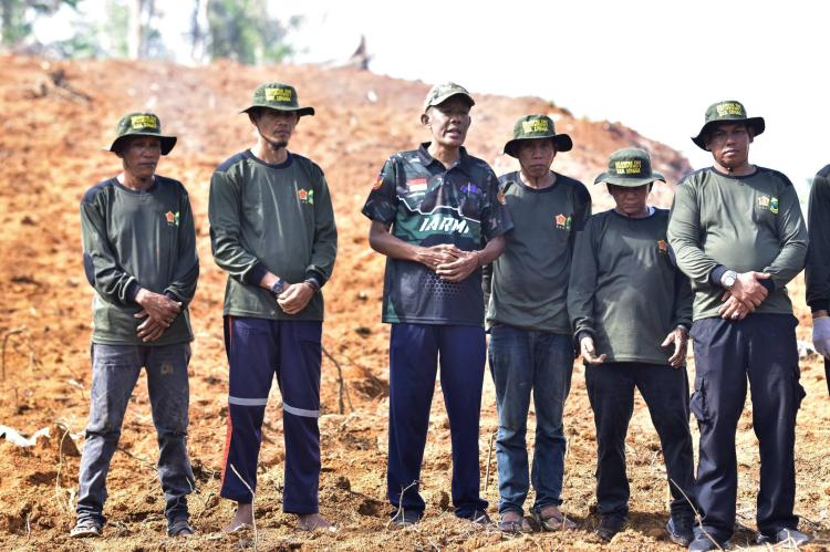 Sekda Lingga Tanam 5.000 Benih Semangka, Perkuat Ketahanan Pangan Bersama Kogabwilhan I