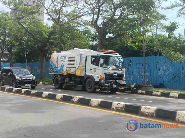 Lebih Efisien dari Sapu Manual, Intip Cara Kerja Mobil Penyapu Jalan Baru di Batam