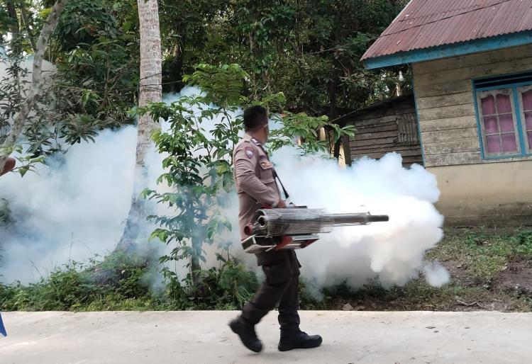 Gempur Sarang Nyamuk, Bhabinkamtibmas dan Puskesmas Singkep Barat Fogging Desa Jagoh
