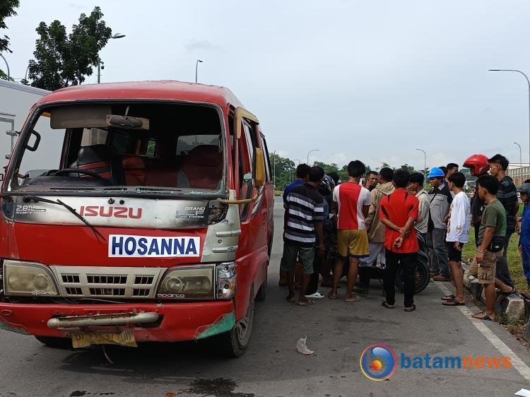 Mobil Bimbar Ringsek di Simpang Basecamp Batam, Satu Pengendara Motor Luka Ringan