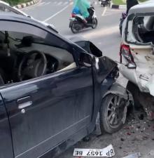 Kecelakaan Beruntun 3 Mobil Terjadi di Lampu Merah Simpang Frengki Batam