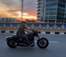 Viral! Ketua DPRD Kepri Iman Sutiawan Terciduk Kendarai Moge Tanpa Helm di Jalanan Batam
