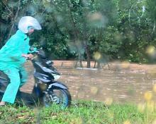 Banjir Jalan Grand Niaga Batam Kota Diguyur Hujan Deras, Pengendara Diminta Hati-Hati