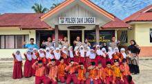 Siswa SD IT Al Madani Kunjungi Polsek Daik Lingga, Belajar Tugas Polisi Sejak Dini