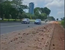 Bahaya! Ceceran Lumpur Proyek Penuhi Jalan Ahmad Yani Batam, Pengendara Motor Terancam Celaka