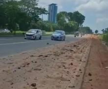 Ceceran Tanah Proyek Kotori Jalan Ahmad Yani Batam, Warga Minta Tindakan Tegas