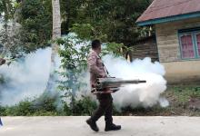 Gempur Sarang Nyamuk, Bhabinkamtibmas dan Puskesmas Singkep Barat Fogging Desa Jagoh