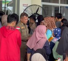 Petugas Kewalahan, Warga Pun Tak Sabar: Pengurusan KIA Syarat Sekolah di Batam Membludak