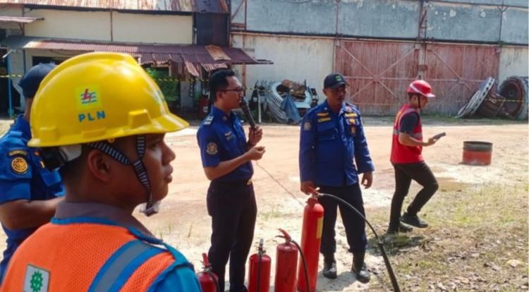 Tingkatkan Kesiapsiagaan Pegawai, Damkar Lingga Latih Tanggap Darurat dan Penanganan Kebakaran di PLN Dabo Singkep