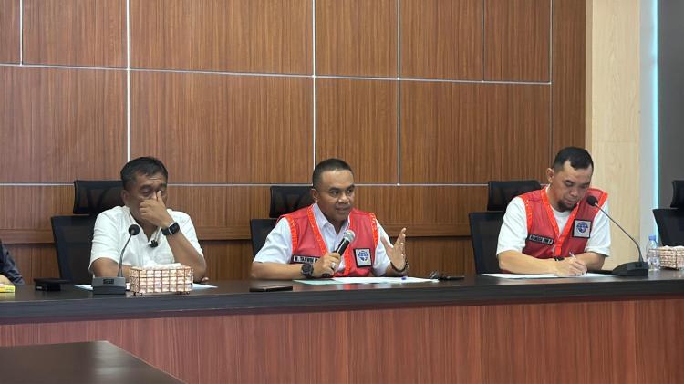 Miring di Tengah Laut, Golden Star 1 Tenggelam: 107 Kontainer Hilang, 9 Awak Selamat