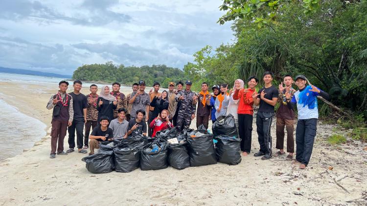 Hari Lingkungan Hidup 2026, Lingga Camp Gandeng Lintas Komunitas dan Instansi Bersihkan Pantai Moyang