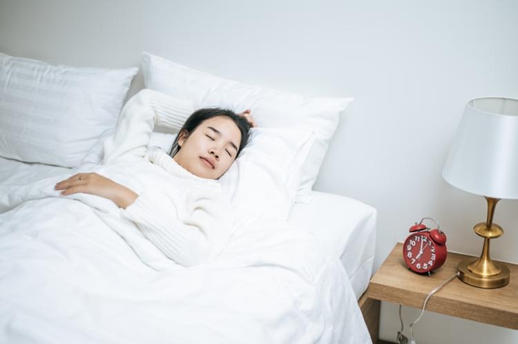 Hati-Hati! Kebiasaan Tidur Lampu Menyala Ternyata Tingkatkan Hormon Stres dan Risiko Jantung