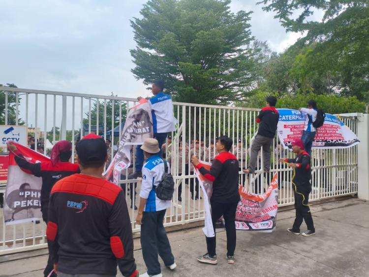 Buruh Kepung PT Caterpillar Indonesia Batam, Tolak PHK Ketua Serikat Pekerja