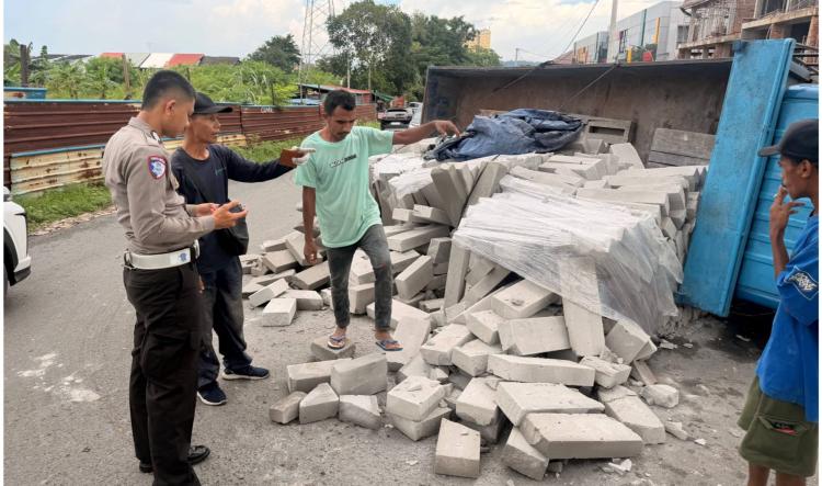Dyna Terbalik di Batam Kota, Diduga Kelebihan Muatan